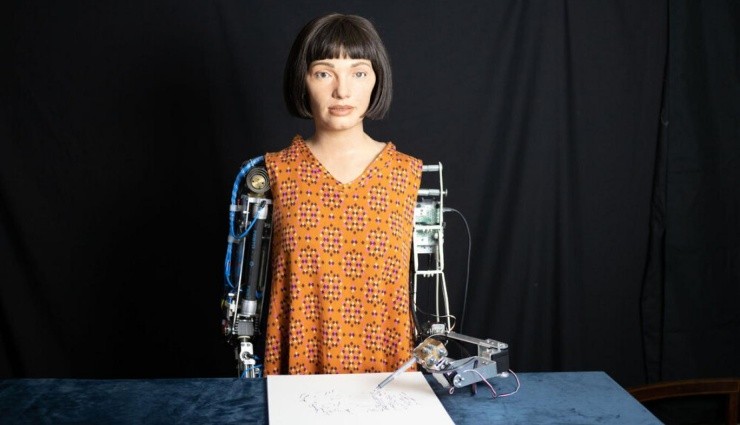 Robot Ressam Sorguya Çekildi!