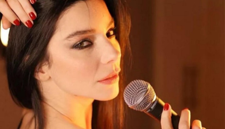 Merve Boluğur, Şarkıcılığa Soyundu!