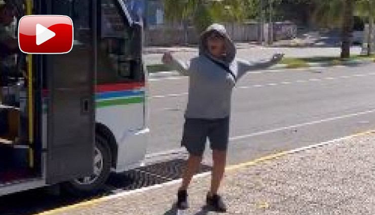 Minibüste Çaldı Hülya Oynadı!