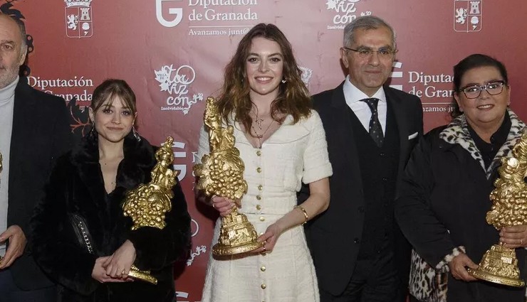 Cansu Dere Ve Melis Sezen'e Büyük Ödül!
