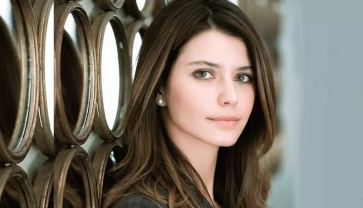 Beren Saat'in Sütyensiz Pozları Gündem Oldu!