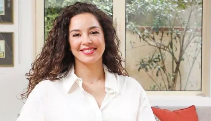Azra Akın’ın Yeni İmajı Çok Beğenildi!