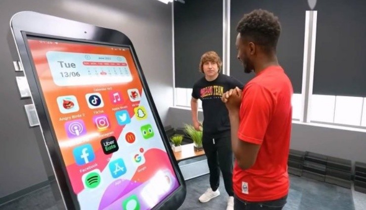 Dünyanın En Büyük iPhone'nu Üretildi!