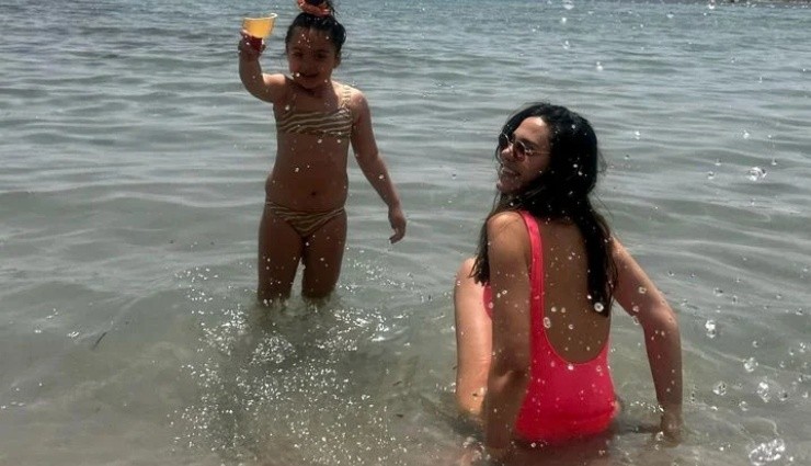 Şükran Ovalı Ve Kızının Deniz Keyfi!..