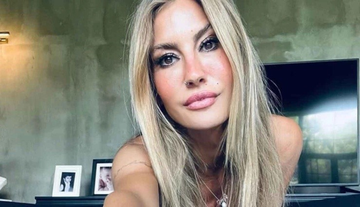 Çağla Şıkel Buz Dolu Fıçının İçine Girdi!