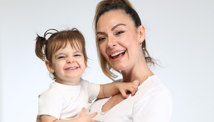 Özge Özder Kızı Luna'yla İlk Kez Kamera Karşısında!