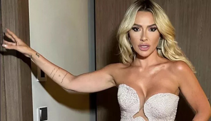 Hadise Öyle Pozlar Verdi ki Görenler Çıplak Sandı!