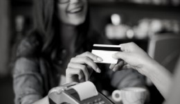 Kredi kartında yeni dönem: Faizler iniyor!